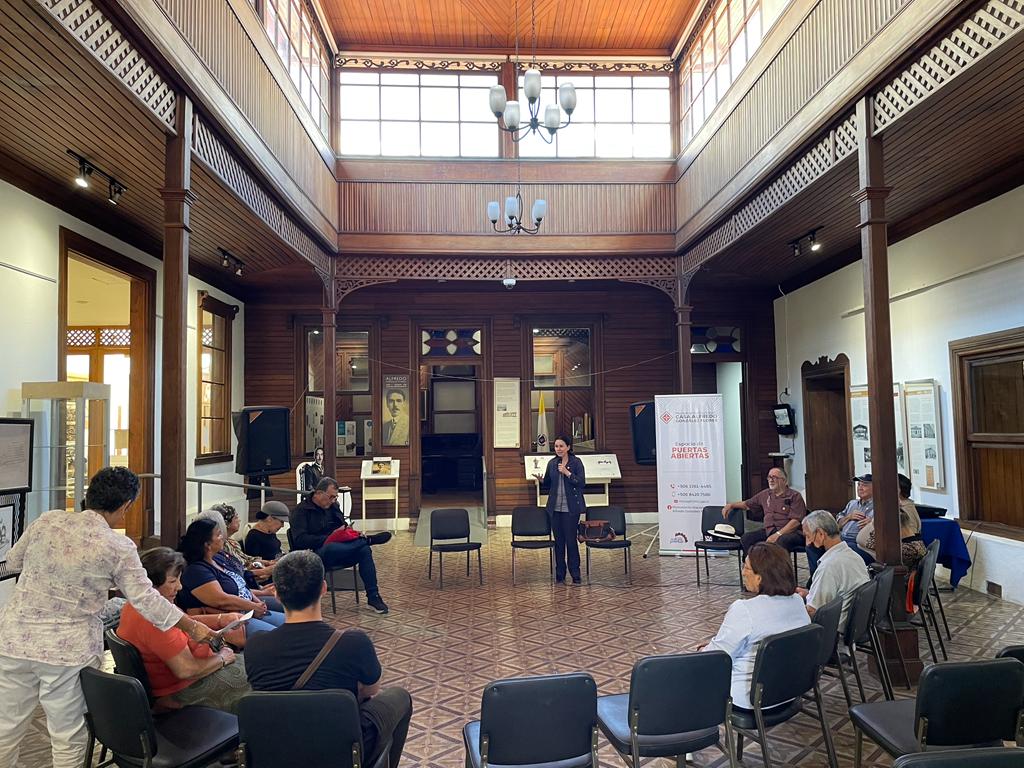Fotografía del Encuentro Literario en la Casa de la Cultura