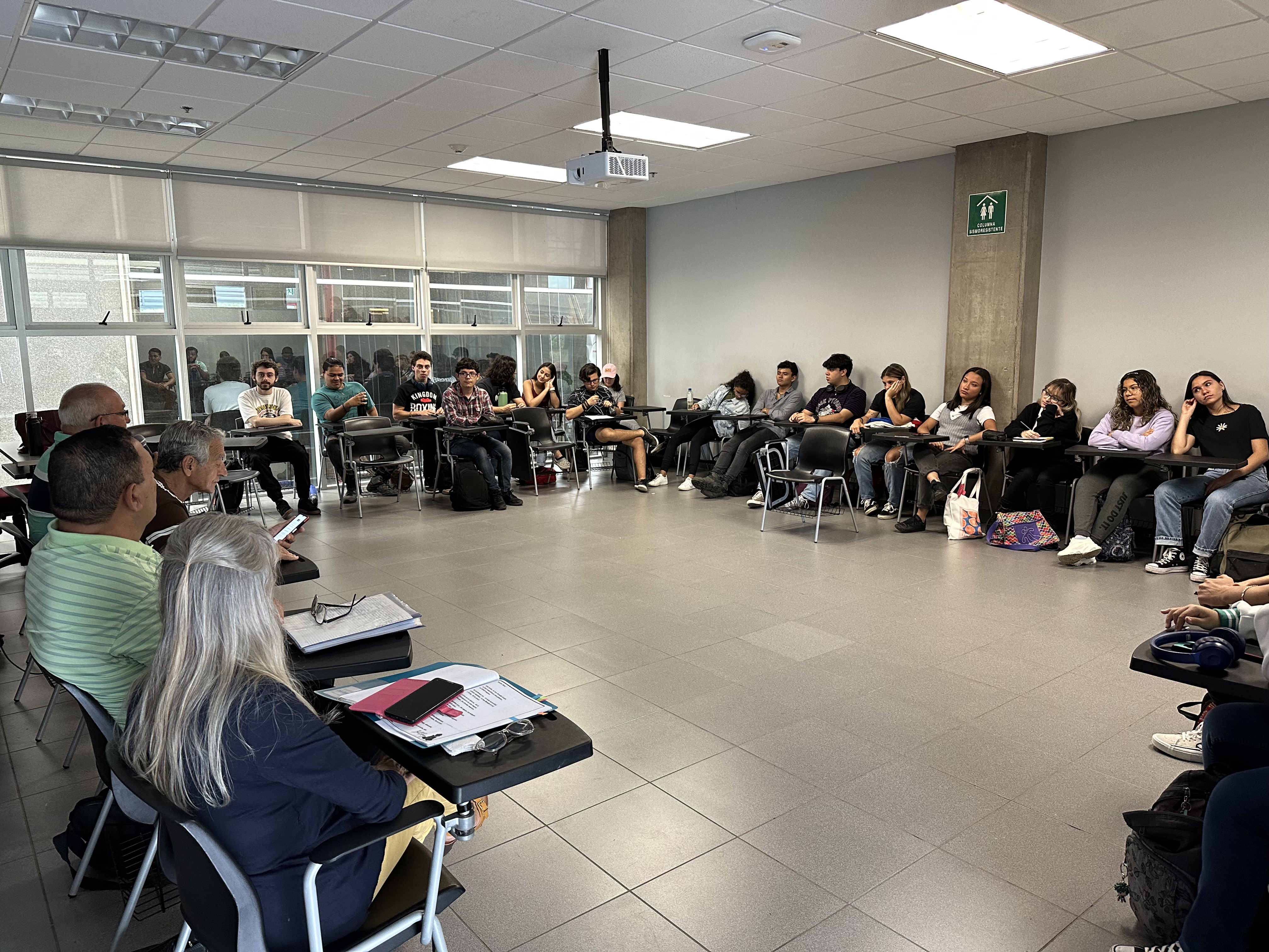 Fotografía del Encuentro Intergeneracional con estudiantes universitarios