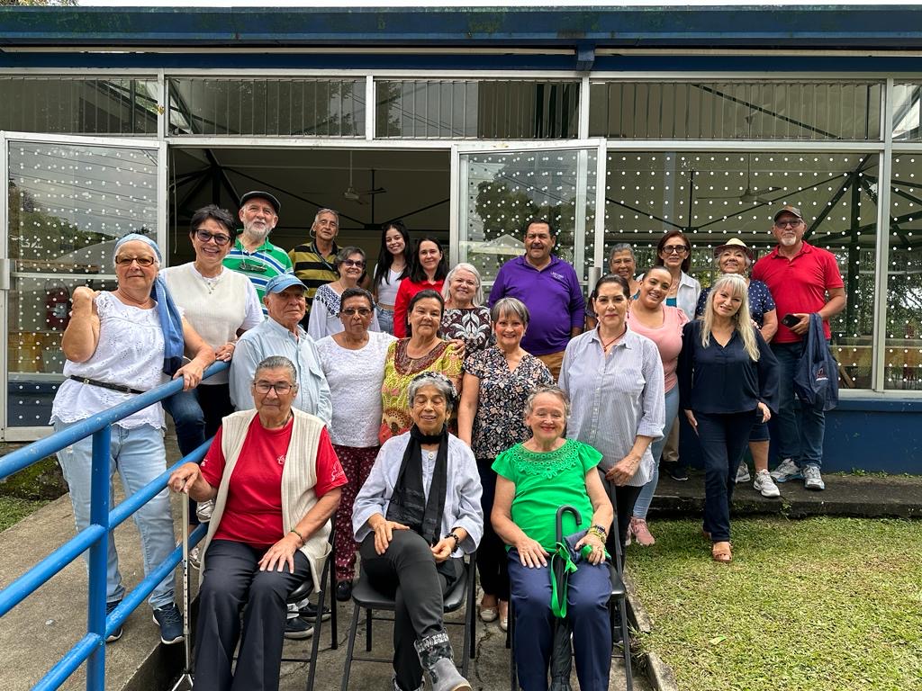 Fotografía del grupo del Taller Literario